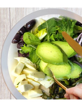 6- AVOCADO SALAD - Mixed lettuce - roasted peppers - fresh mozzarella - black olives - onions - sliced avocado 